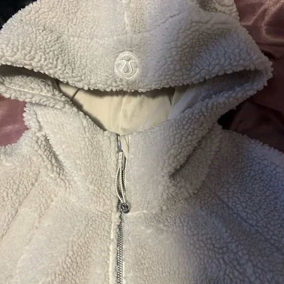 Lululemon Fleece Scuba. Great condition! Size M/L. Color Bone.